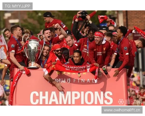 英超官方为历史出场王米尔纳颁奖